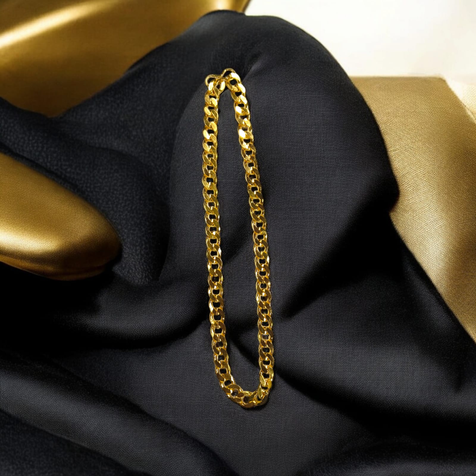A 20-inch artificial gold chain with a 1-gram gold plating, heavy in design, suitable for boys and men.
