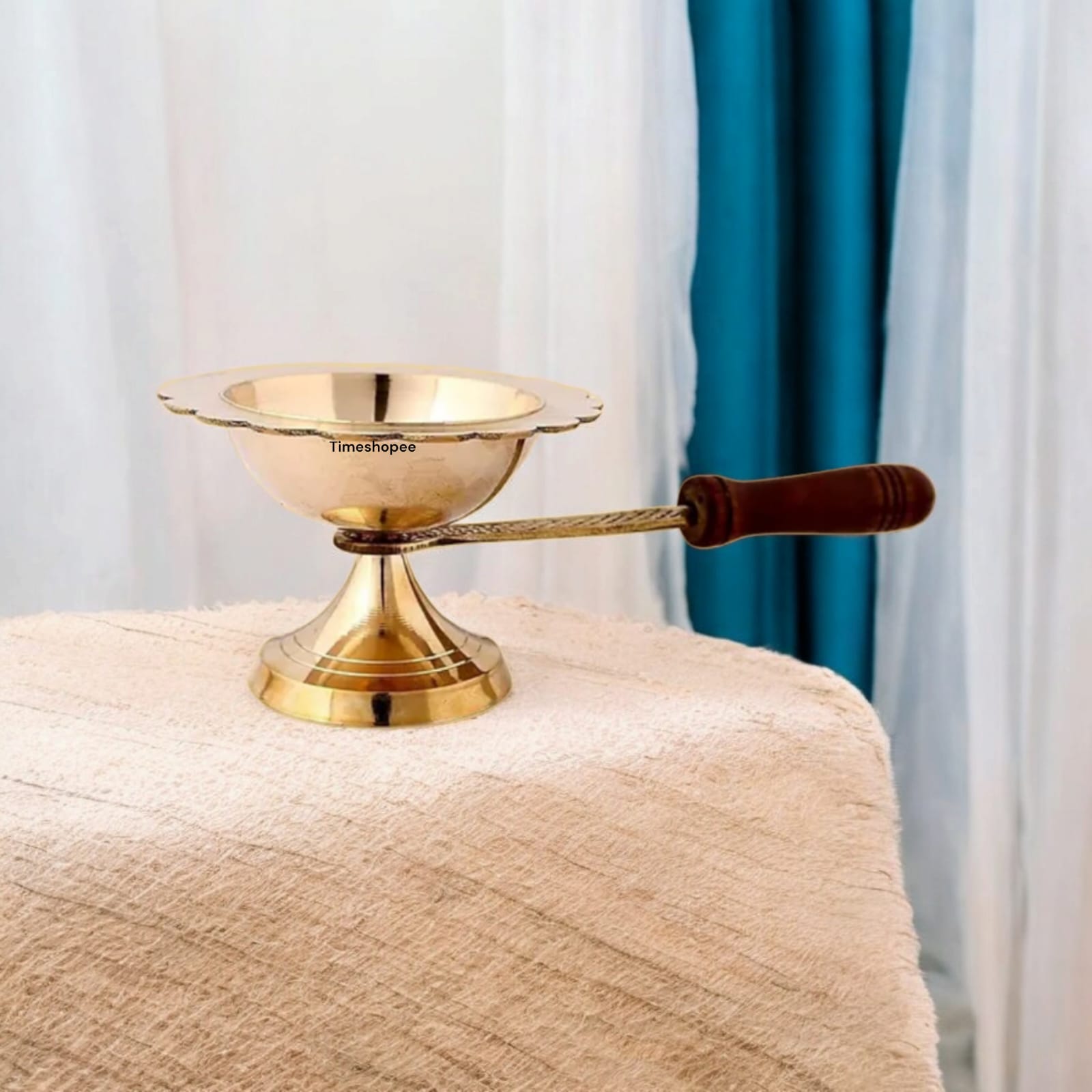A 4-inch brass Dhooni Dani with a 6-inch wooden handle, used for performing Kapur Aarti, ideal for safe handling during pooja and religious rituals.