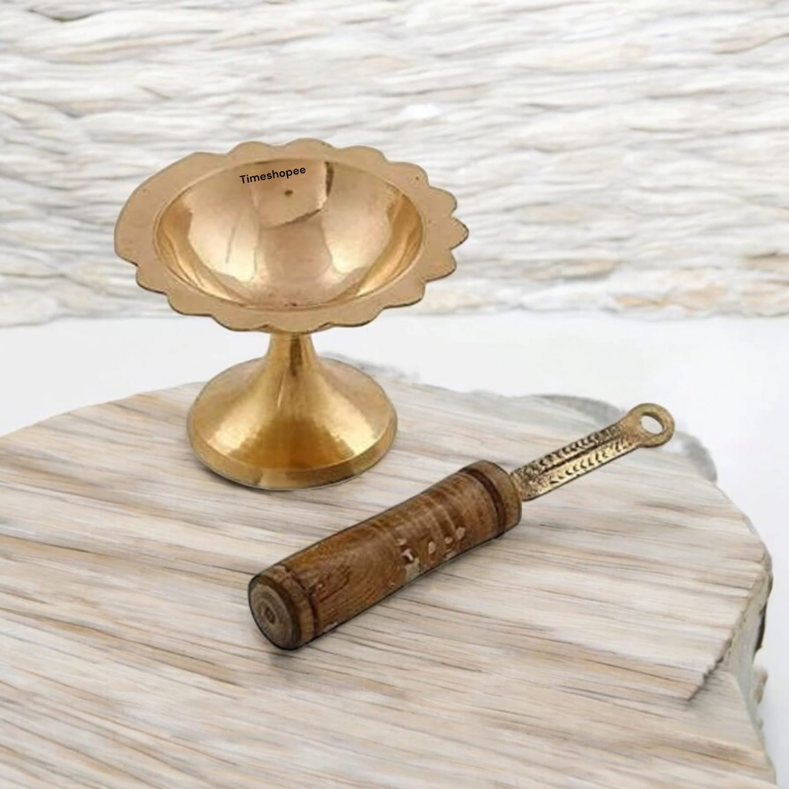 A 4-inch brass Dhooni Dani with a 6-inch wooden handle, used for performing Kapur Aarti, ideal for safe handling during pooja and religious rituals.