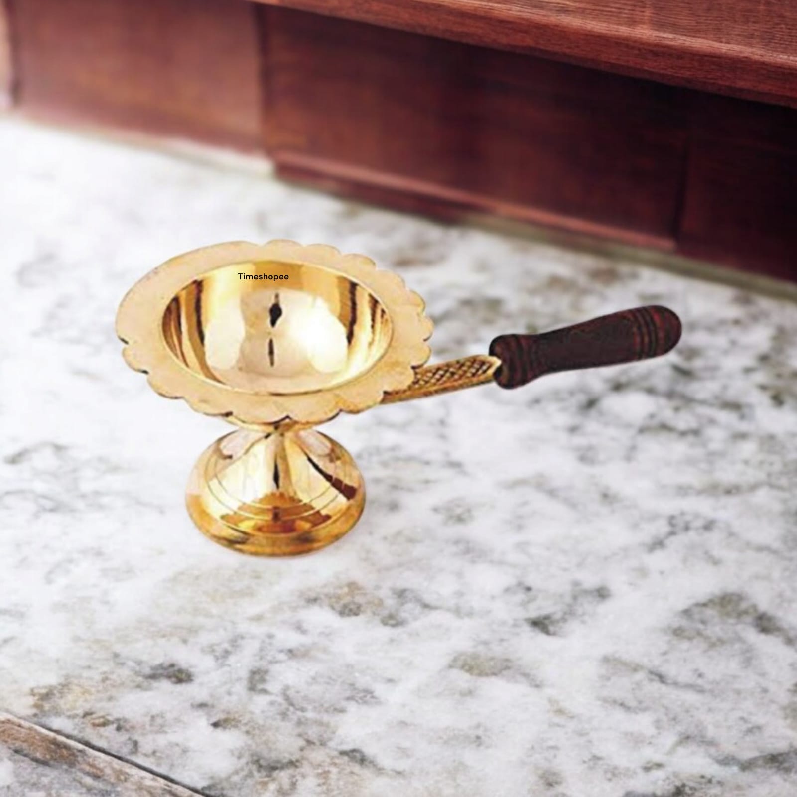 A 4-inch brass Dhooni Dani with a 6-inch wooden handle, used for performing Kapur Aarti, ideal for safe handling during pooja and religious rituals.