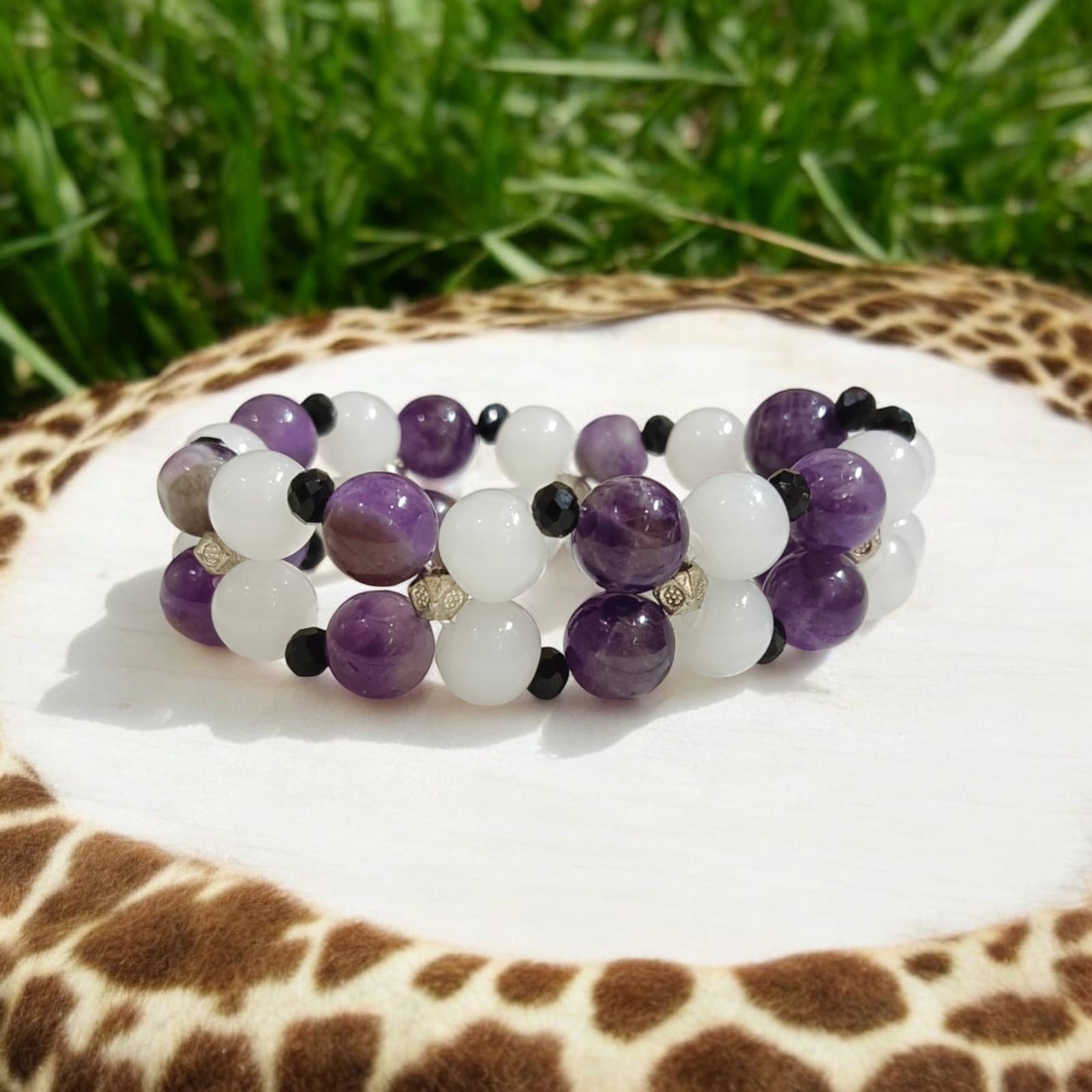 Lab-certified amethyst and white agate bracelet with 8MM stretchable beads, perfect for meditation, healing, and spiritual growth.