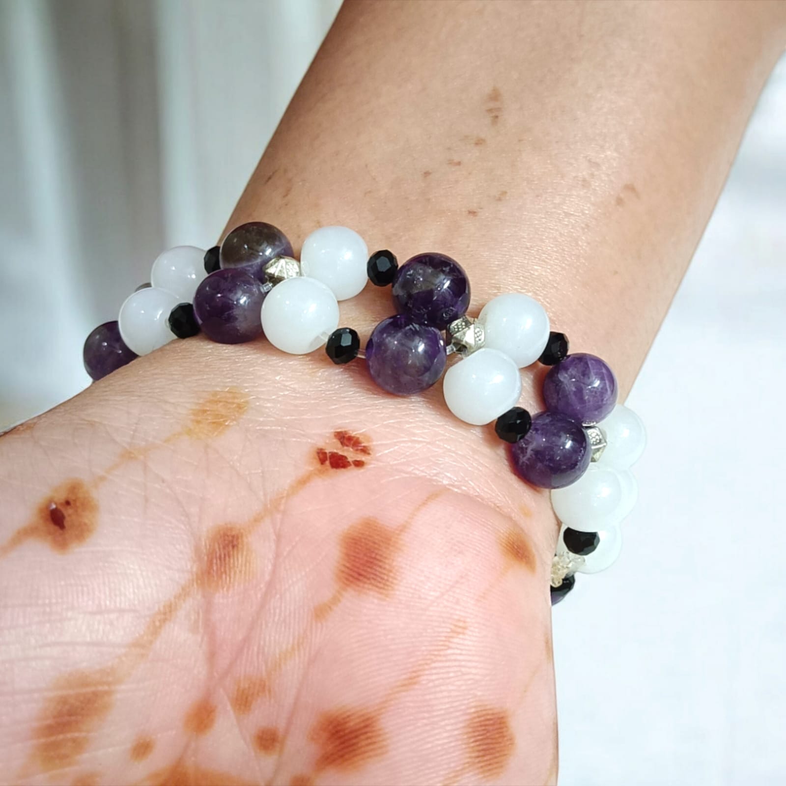 Lab-certified amethyst and white agate bracelet with 8MM stretchable beads, perfect for meditation, healing, and spiritual growth.