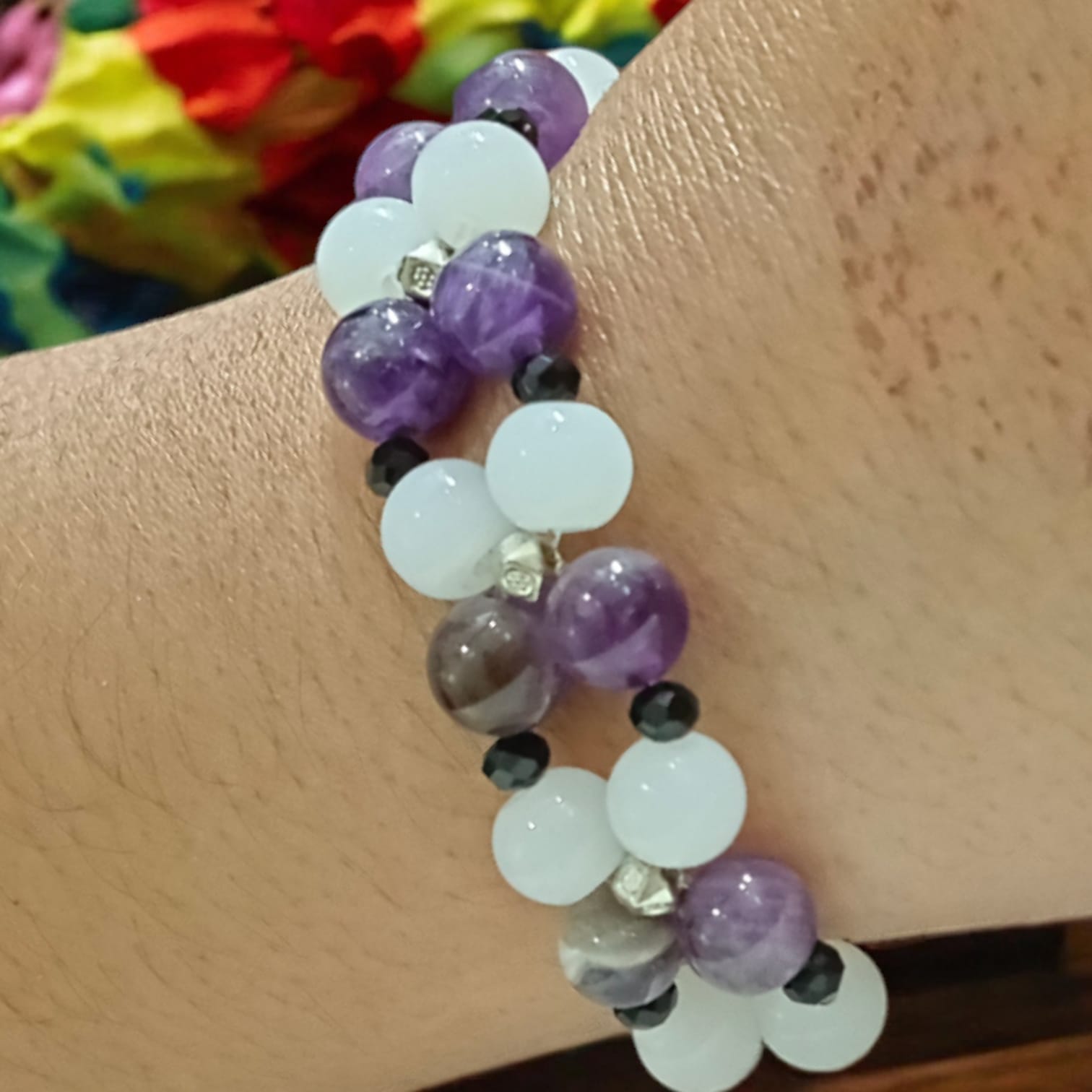Lab-certified amethyst and white agate bracelet with 8MM stretchable beads, perfect for meditation, healing, and spiritual growth.