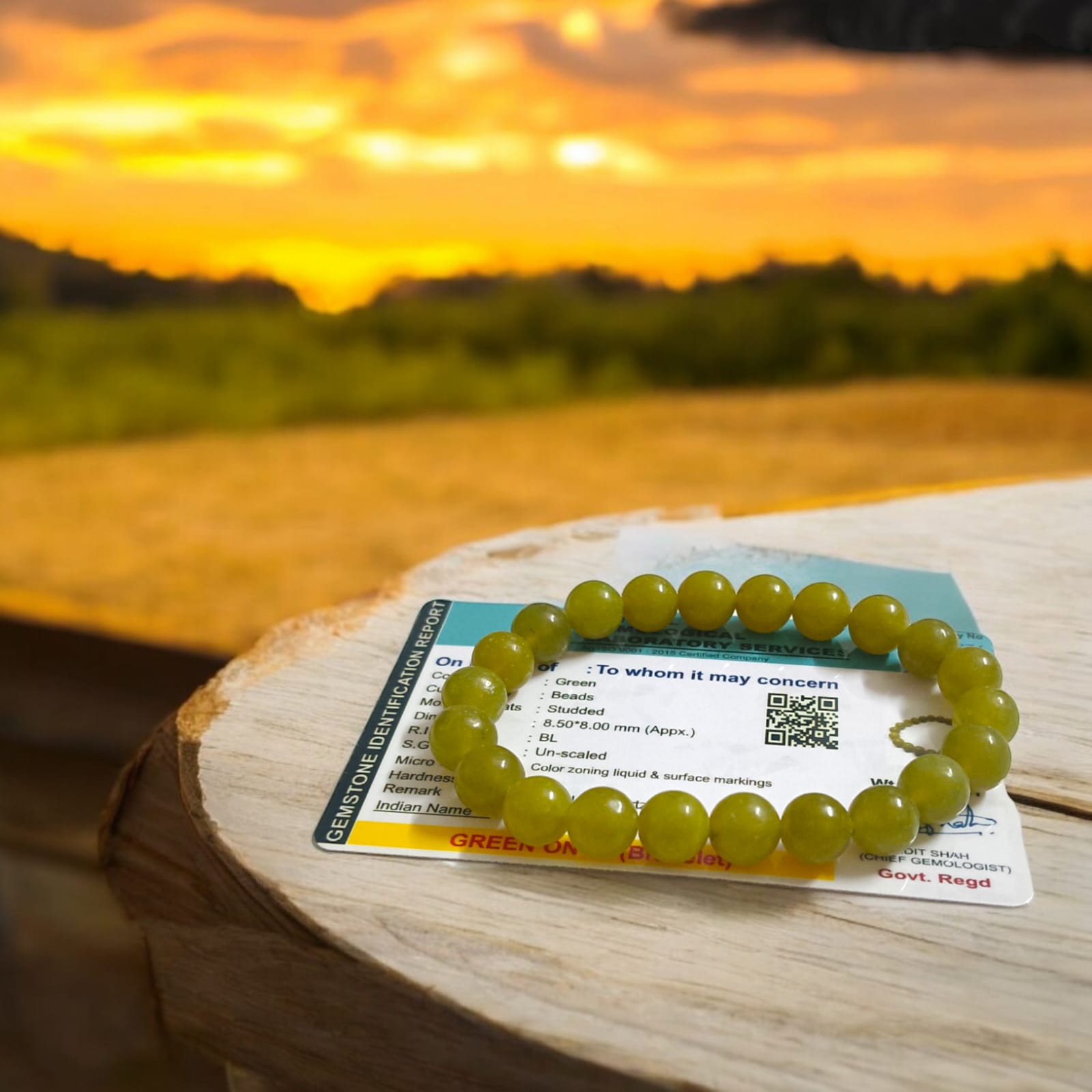 Light Green ONYX Bracelet with lab certificate, showcasing the elegant stretchable design and light green hue.