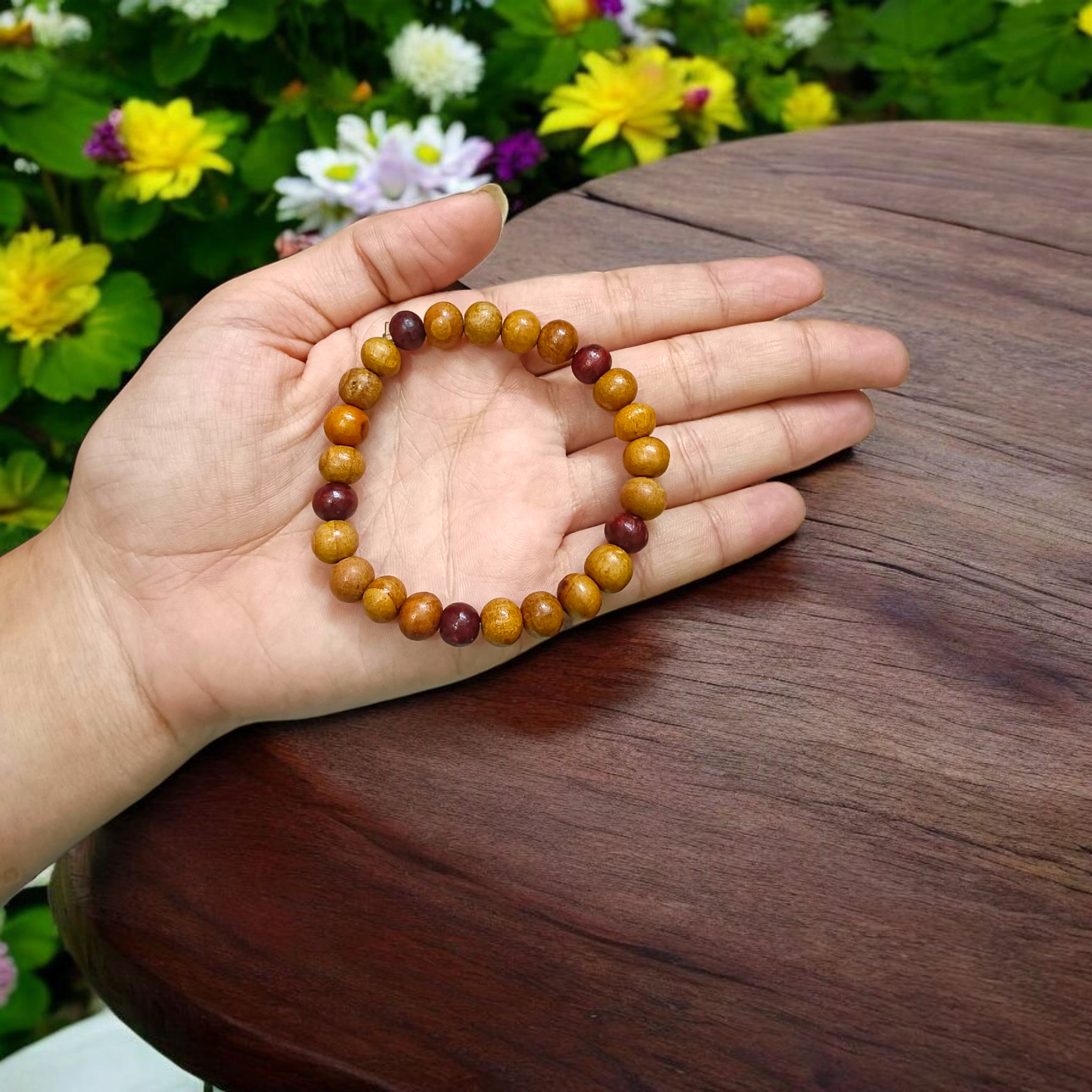 Natural white and red sandalwood stretchable bracelet with 8mm polished round beads, ideal for meditation and spiritual use