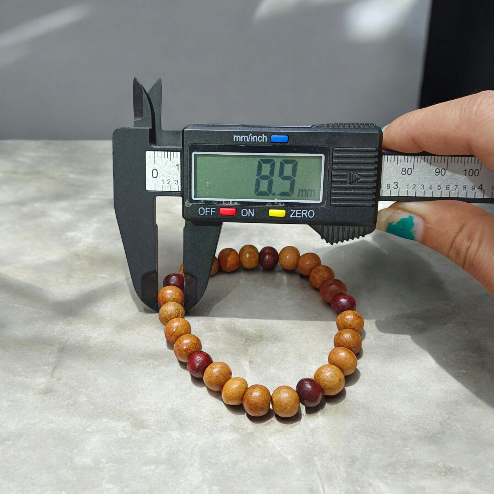 Natural white and red sandalwood stretchable bracelet with 8mm polished round beads, ideal for meditation and spiritual use