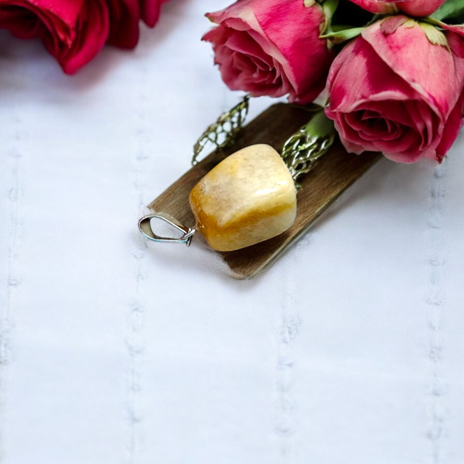 Original Yellow Aventurine Stone Pendant with lab certification – spiritual pendant ideal for men and women, shown with close-up of natural polished stone in hook pendant form