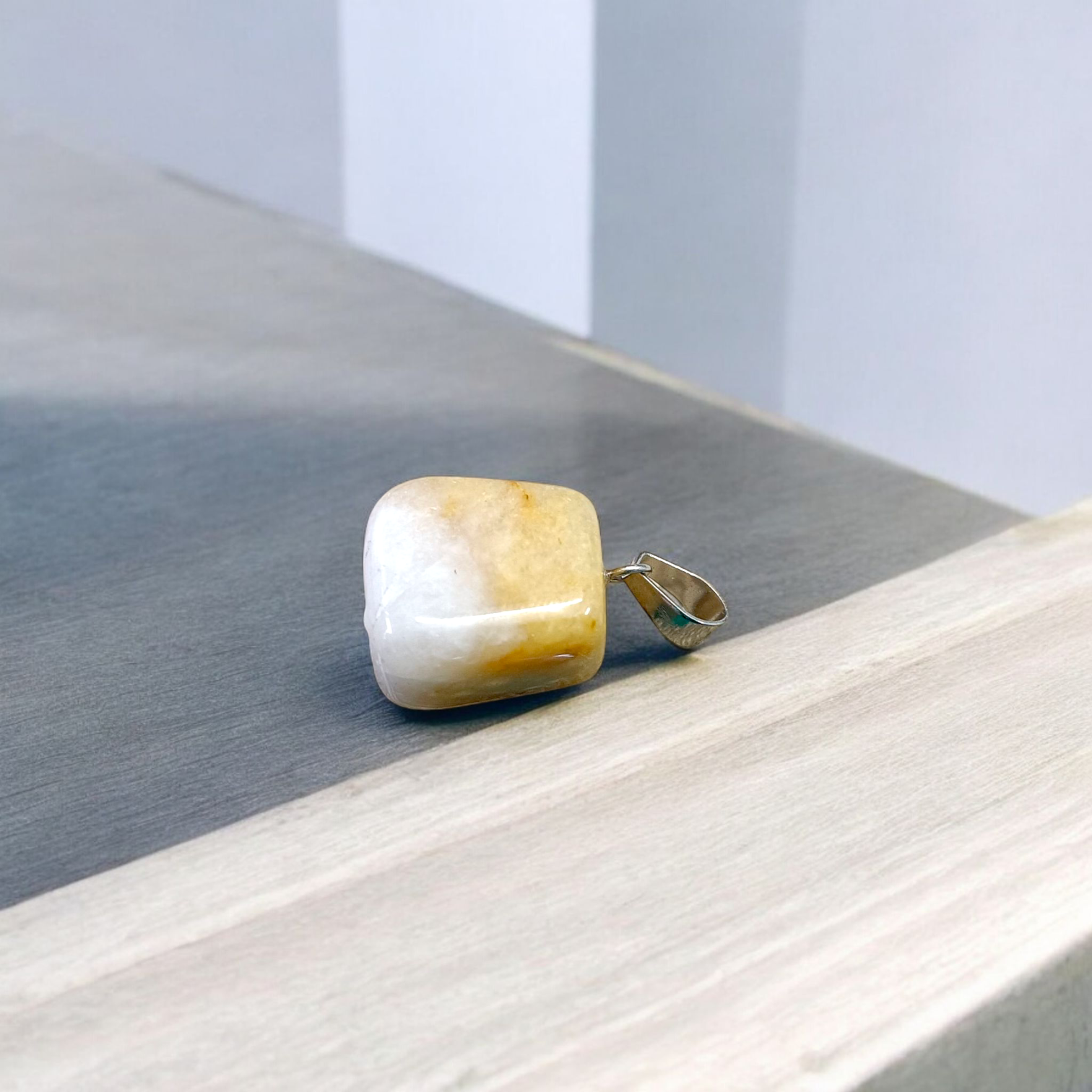 Original Yellow Aventurine Stone Pendant with lab certification – spiritual pendant ideal for men and women, shown with close-up of natural polished stone in hook pendant form
