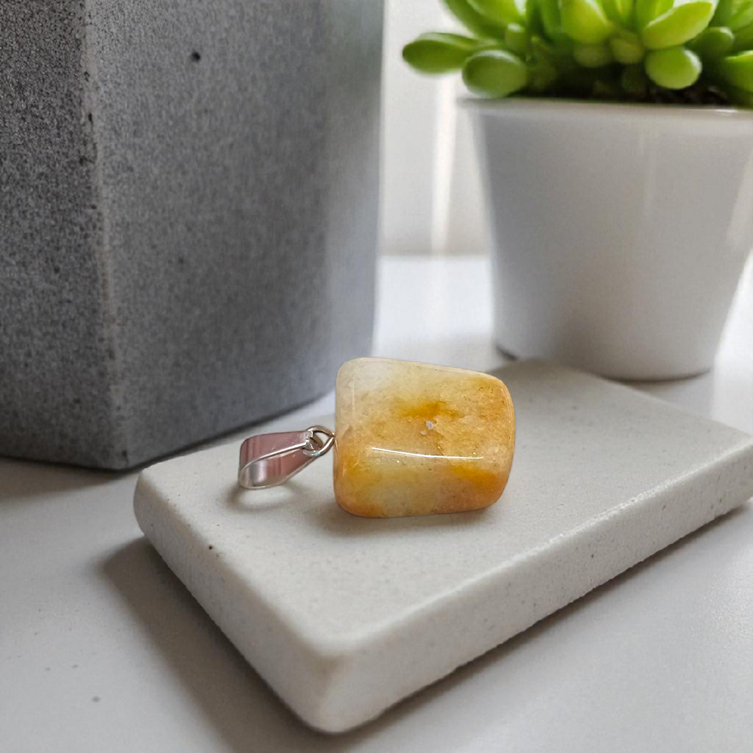 Original Yellow Aventurine Stone Pendant with lab certification – spiritual pendant ideal for men and women, shown with close-up of natural polished stone in hook pendant form