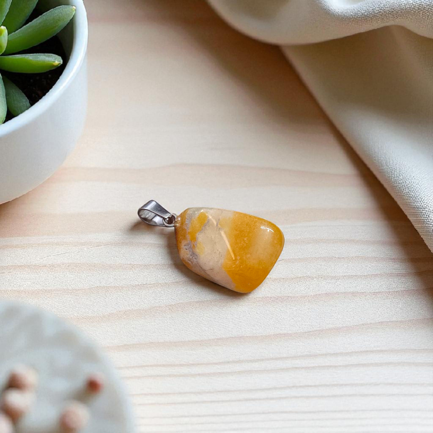 Original Yellow Aventurine Stone Pendant with lab certification – spiritual pendant ideal for men and women, shown with close-up of natural polished stone in hook pendant form