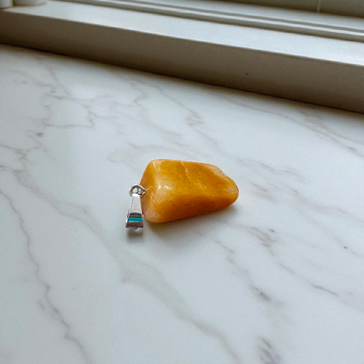 Original Yellow Aventurine Stone Pendant with lab certification – spiritual pendant ideal for men and women, shown with close-up of natural polished stone in hook pendant form