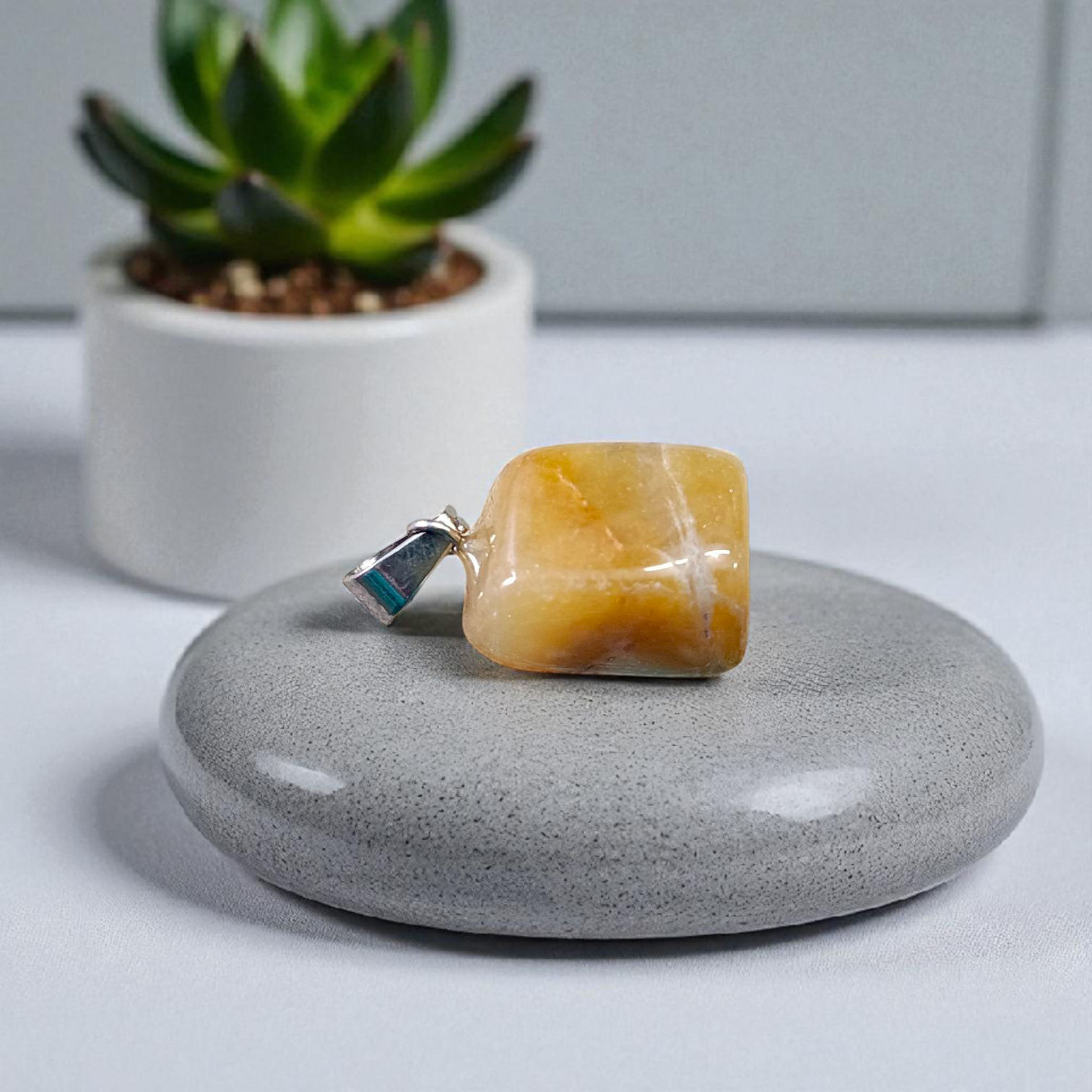 Original Yellow Aventurine Stone Pendant with lab certification – spiritual pendant ideal for men and women, shown with close-up of natural polished stone in hook pendant form