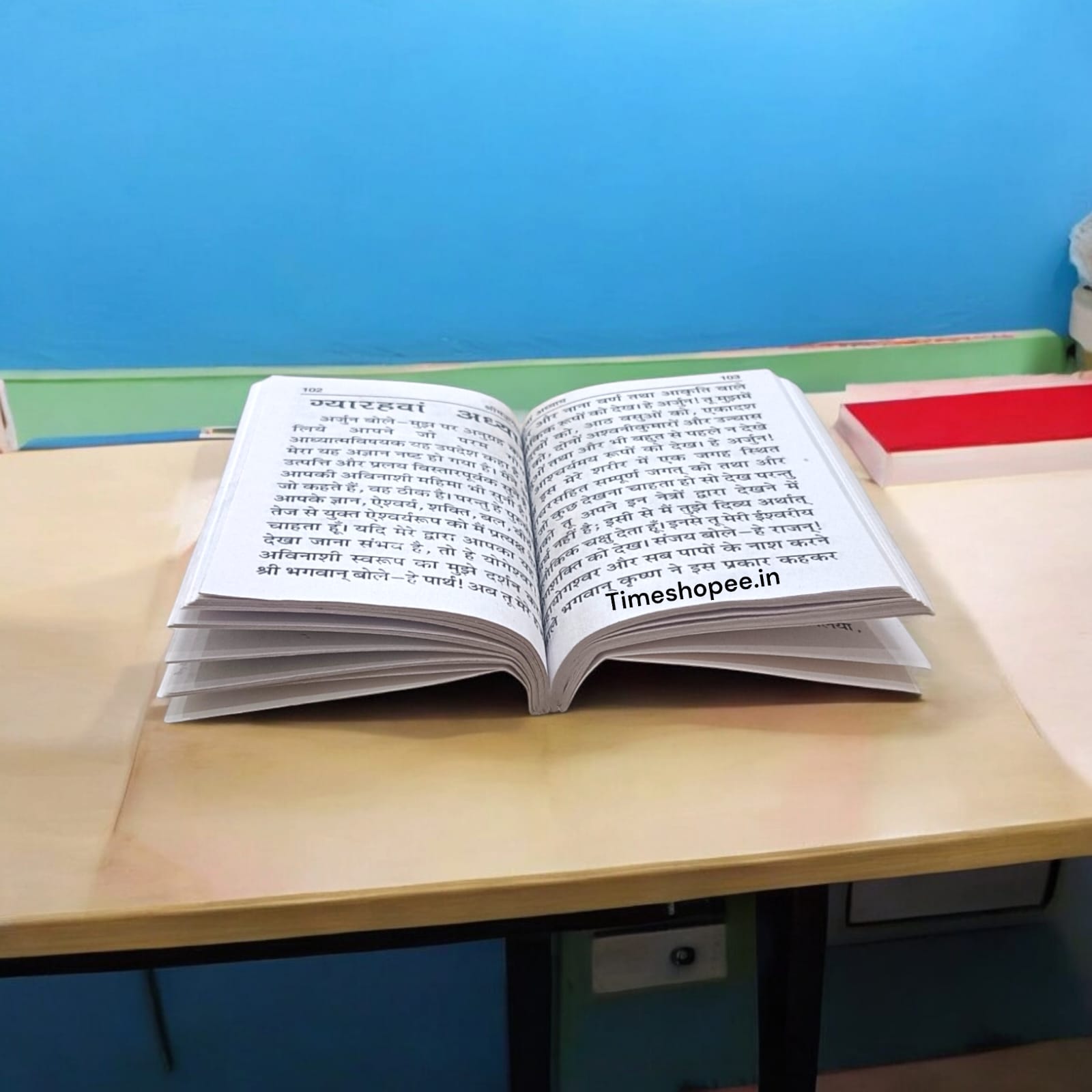 Pocket-sized Shrimad Bhagwat Geeta (Hindi) with 192 Pages from Timeshopee