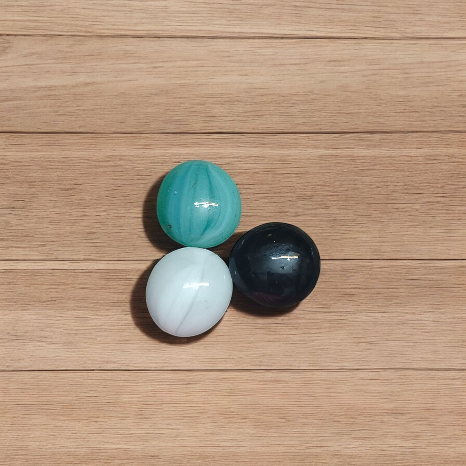 Set of 8 colorful round shiny glass pebble stones, ideal for decoration in plant pots, aquariums, vases, and home gardens