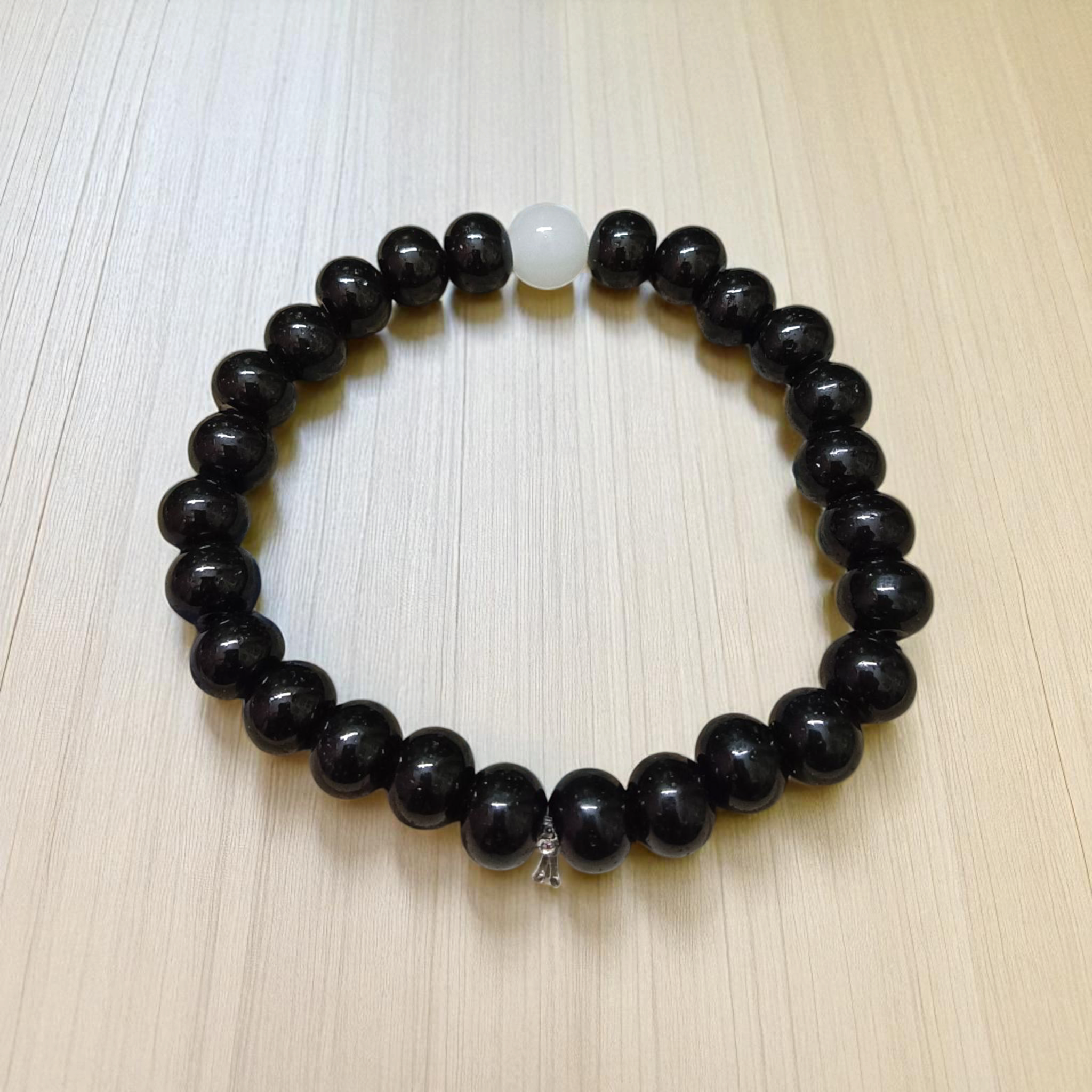 Image showing a stretchable bracelet made of 8mm natural black and white agate beads, arranged in alternating pattern, displayed on a neutral background