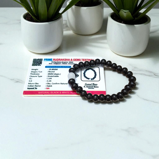 Image showing a stretchable bracelet made of 8mm natural black and white agate beads, arranged in alternating pattern, displayed on a neutral background