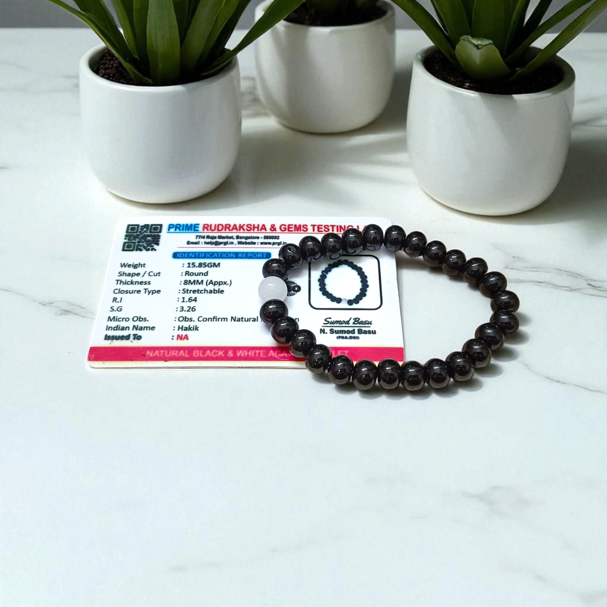 Image showing a stretchable bracelet made of 8mm natural black and white agate beads, arranged in alternating pattern, displayed on a neutral background