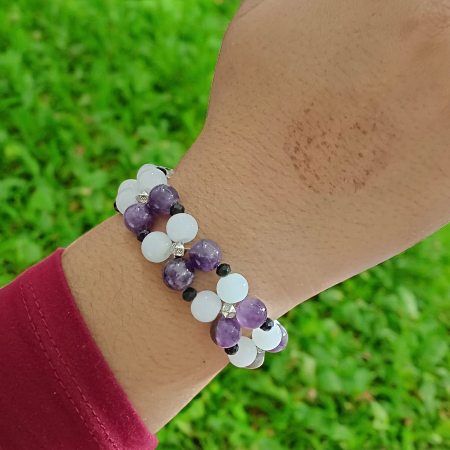 Lab-certified amethyst and white agate bracelet with 8MM stretchable beads, perfect for meditation, healing, and spiritual growth.