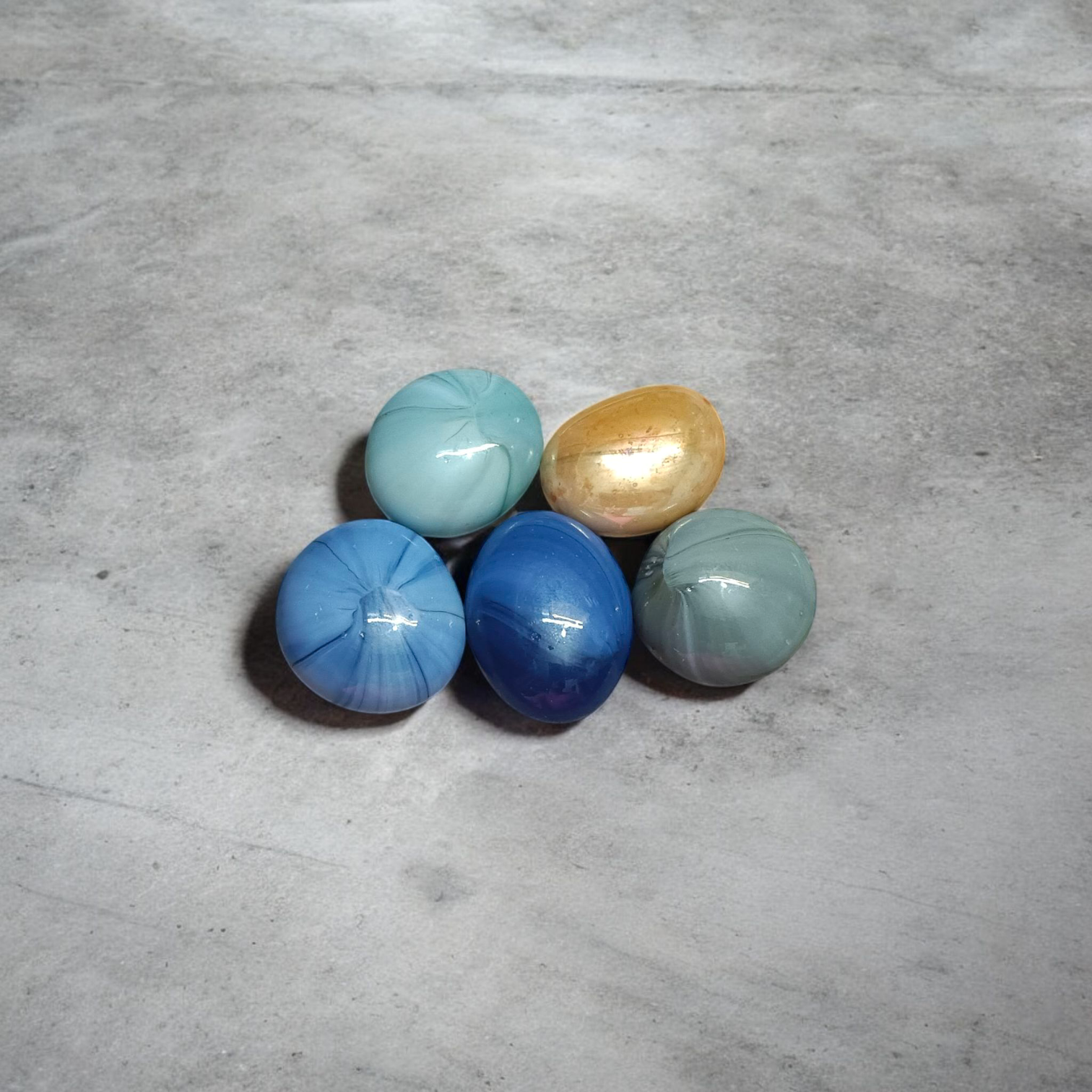 Set of 8 colorful round shiny glass pebble stones, ideal for decoration in plant pots, aquariums, vases, and home gardens